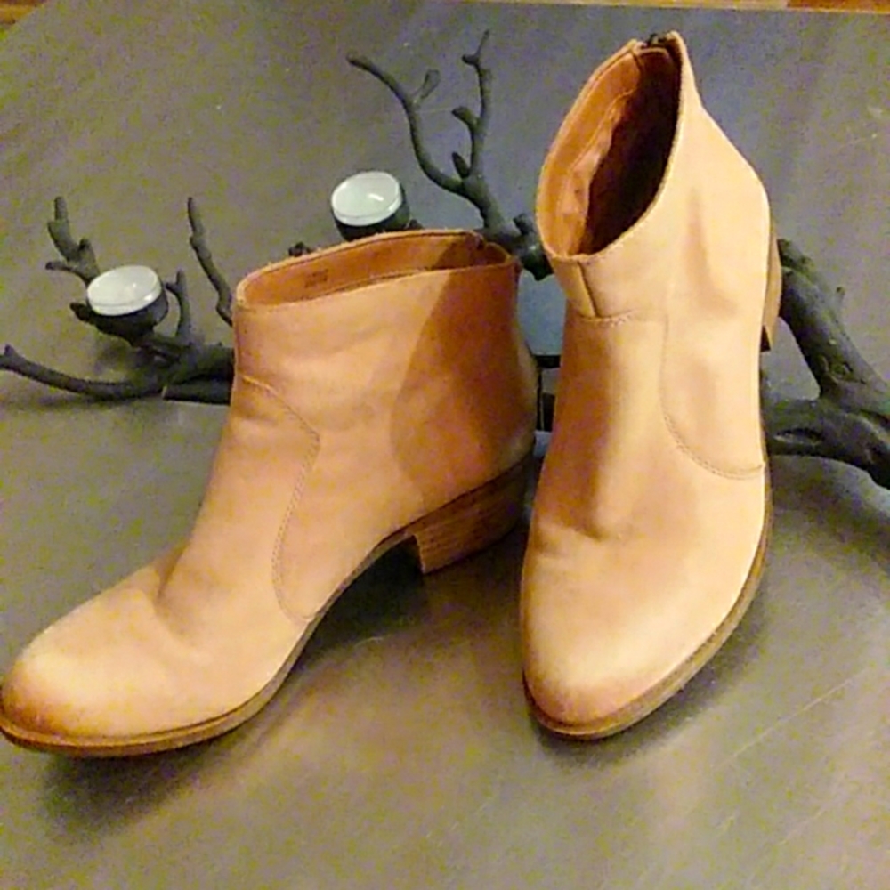 Worn 1 x LUCKY BRAND BOOTIE. TAN COLORED. SZ 8